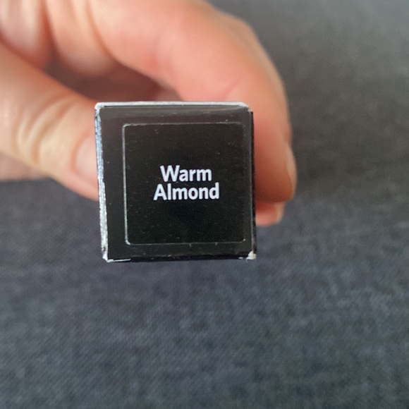 BNIB Bobbi Brown “warm almond” full size concealer - Picture 3 of 4